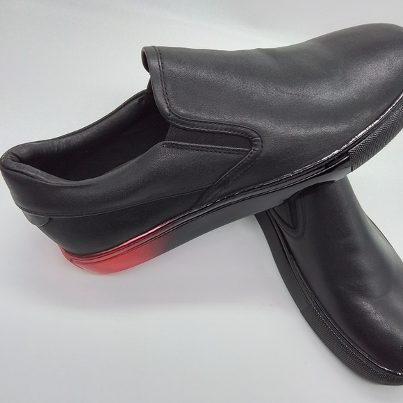 NWOT BADGLEY MISCHKA Black Leather Slip-On Metallic Red Sneaker - Picture 3 of 6